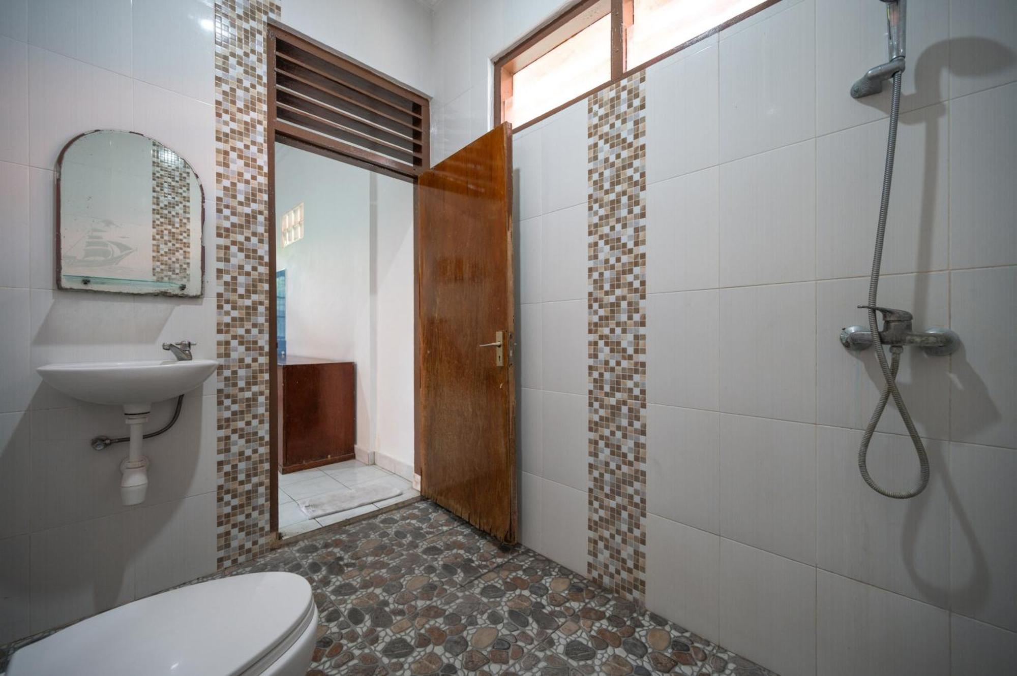 Ceria Guesthouse Seminyak Mitra Reddoorz Dış mekan fotoğraf